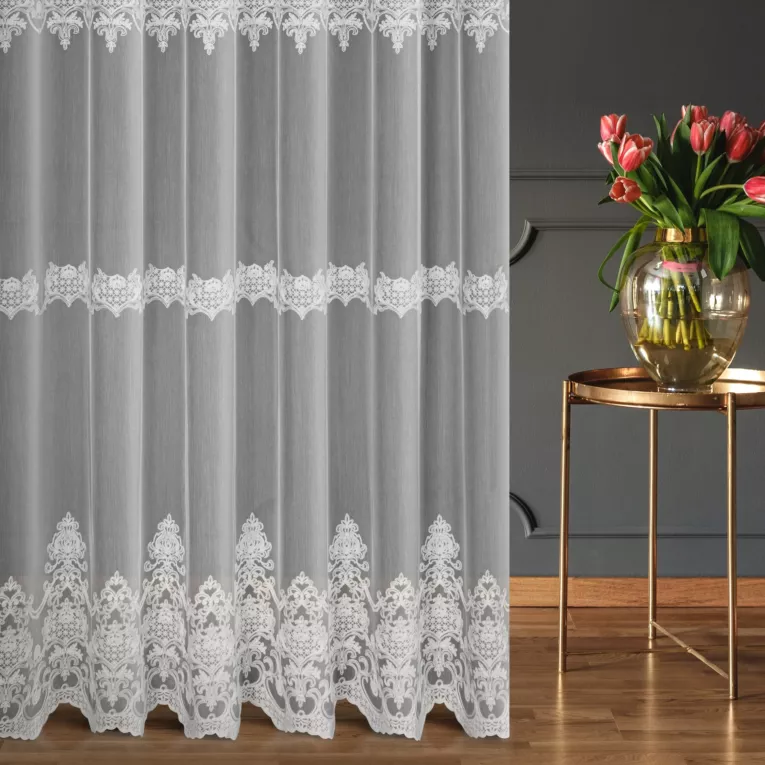 Firana szyta na przelotkach biała z tkaniny tyu aden zdobionej łańcuszkowym haftem