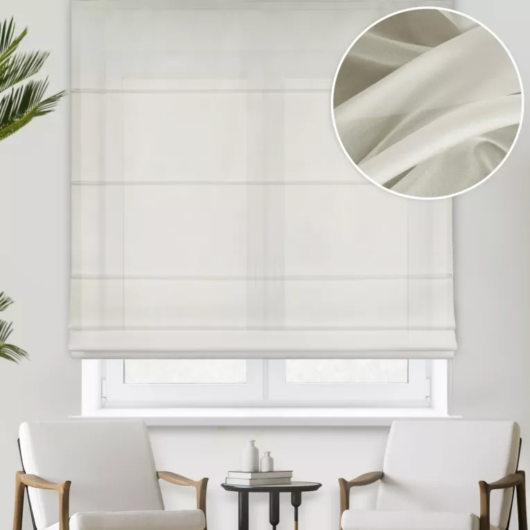 Roleta rzymska kremowa z miękkiej i połyskliwej tkaniny, wykończona obciążnikiem