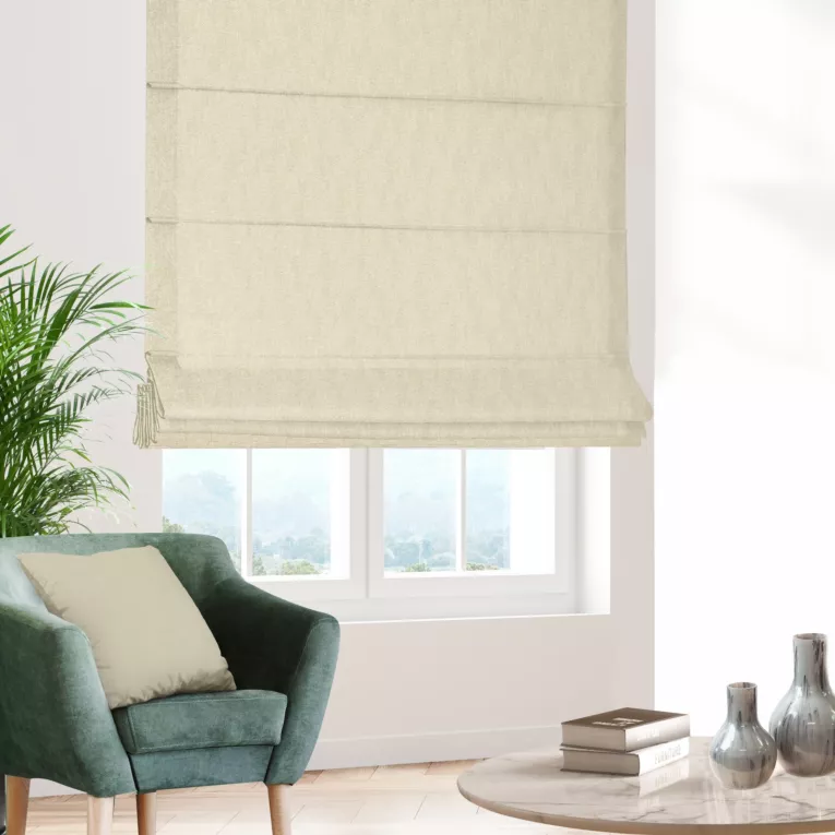 Roleta rzymska kremowa z tkaniny zaciemniającej typu dimout o naturalnym splocie, z efektem melanżu