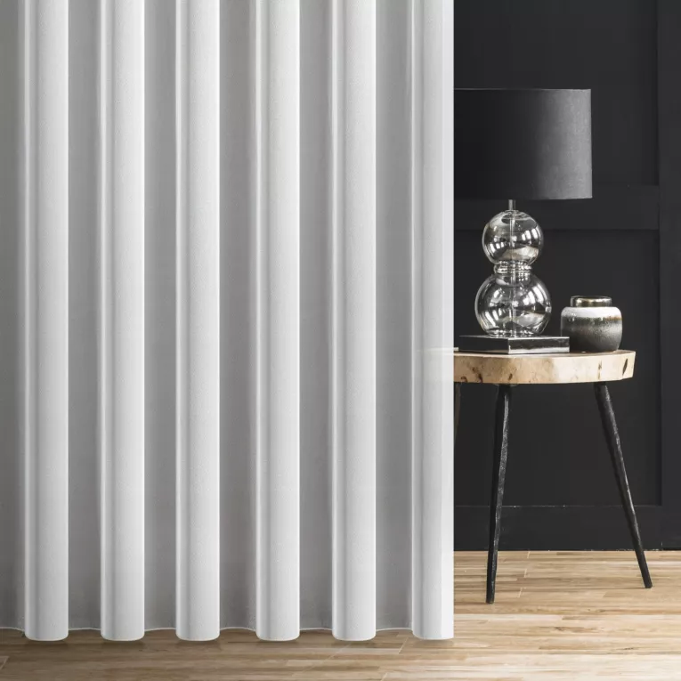 Firana szyta na flexach GIOVANNA biała z lekko połyskliwej miękkiej tkaniny o ciekawym splocie, wykończona obciążnikiem