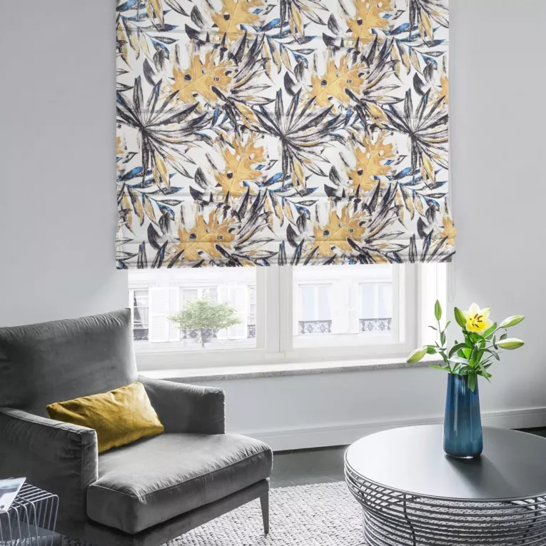 Roleta rzymska SANDERO naturalno musztardowa z miękkiej tkaniny typu blackout drukowanej w modne egzotyczne liście