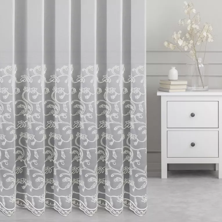 Firana szyta na taśmie fala kremowo popielata z delikatnej matowej tkaniny ozdobionej szerokim dwukolorowym haftem Italissima Eva Minge