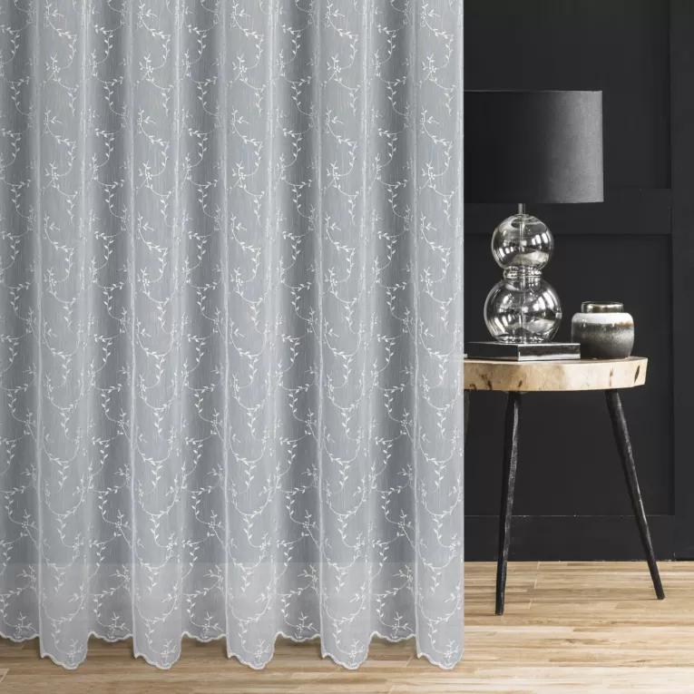 Firana szyta na tunelu biało srebrna tkanina firanowa typu ADEN zdobiona haftem po całości tkaniny