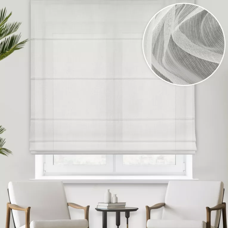 Roleta rzymska kremowa z miękkiej tkaniny o lekkim splocie i delikatnym połysku, wykończona obciążnikiem