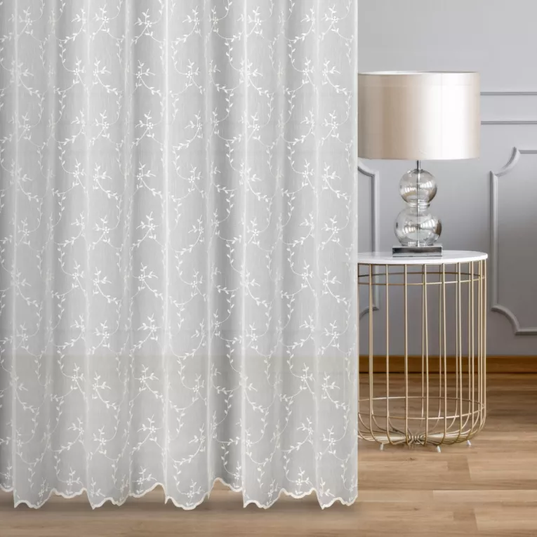 Firana szyta na taśmie 5 cm biało szampańska z matowej tkaniny typu ADEN zdobionej drobnym roślinnym haftem