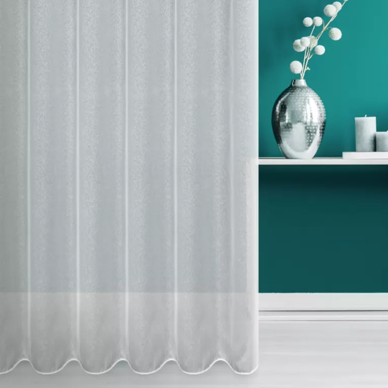 Firana szyta na przelotkach biała z gładkiej perłowej etaminy o naturalnym splocie, wykończona obciążnikiem