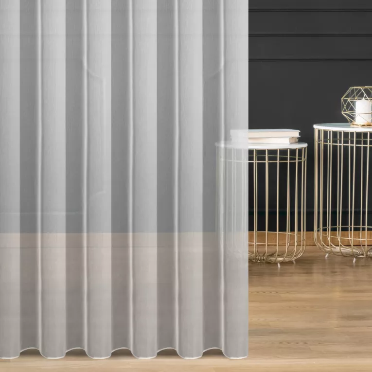 Firana szyta na tunelu biała z delikatnej tkaniny z efektem deszczyku, wykończona obciążnikiem