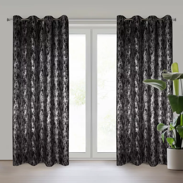 Zasłona czarno, srebrzysta zdobiona błyszczącym wzorem z tkaniny zaciemniającej 140x250 przelotka ELISE Eurofirany