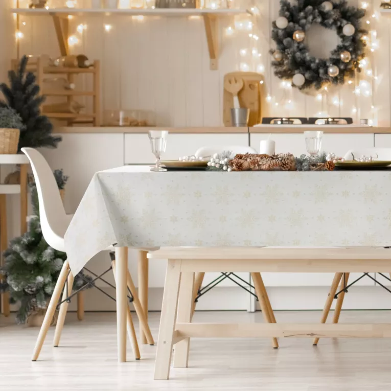 Obrus naturalny 135x180 cm z żakardowej tkaniny FLASH świąteczny z motywem śnieżynek przetykany złotą nicią