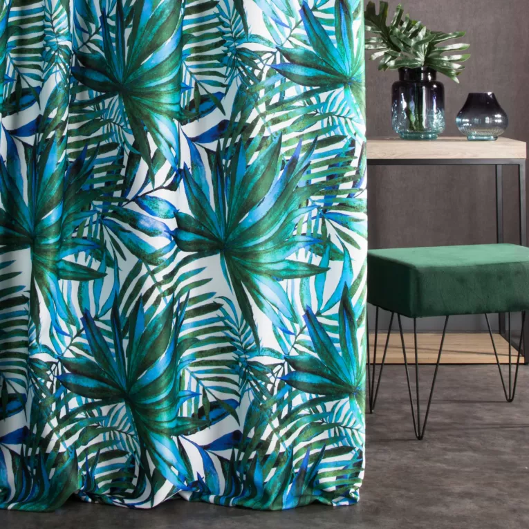 Zasłona szyta na przelotkach JASMINA naturalno zielona z miękkiej tkaniny typu blackout drukowanej w egzotyczne liście