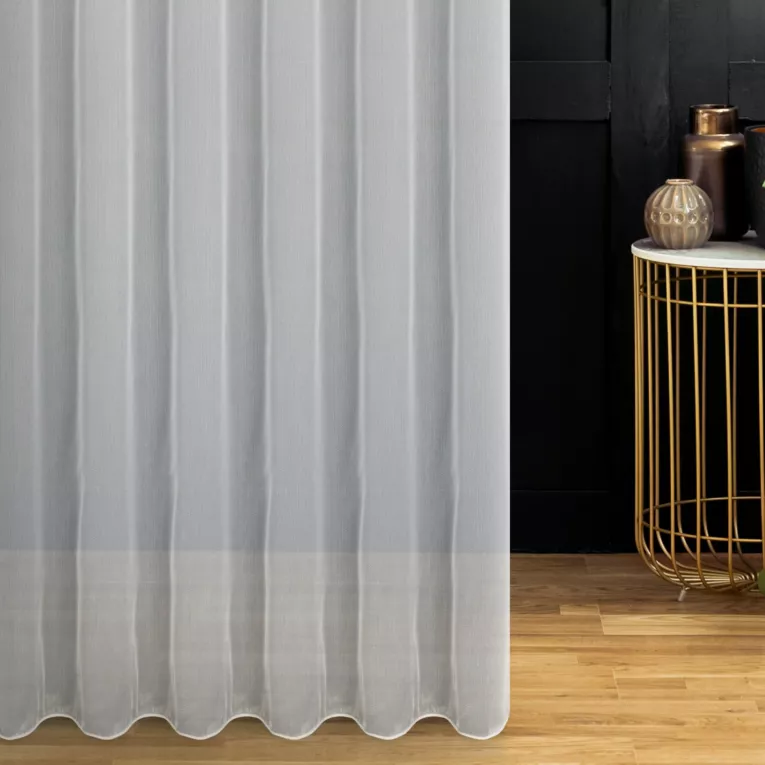 Firana szyta na przelotkach biała z półmatowej tkaniny z efektem deszczyku, wykończonej obciążnikiem