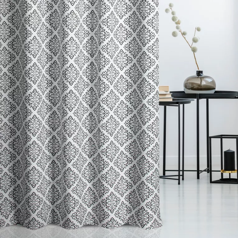 Zasłona szyta na taśmie 8 cm biało czarna z miękkiej tkaniny z nadrukiem w małe ornamenty