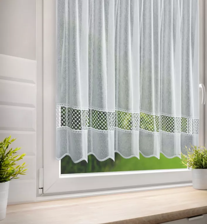 Tkanina firanowa zazdrostka z matowej etaminy zdobiona ażurową aplikacją Eurofirany