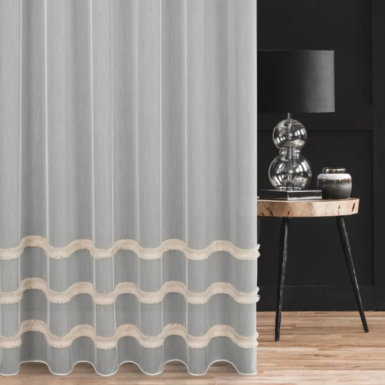 Firana szyta na taśmie 5 cm naturalna z matowej tkaniny ADEN ozdobionej puszystymi frędzlowymi pasami, wykończona obciążnikiem