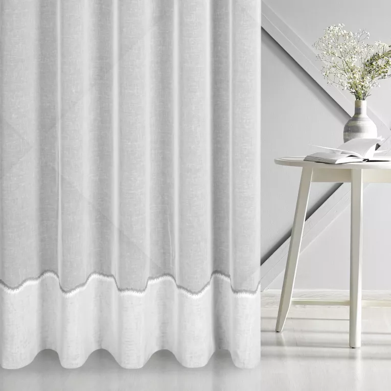 Firana szyta na przelotkach biało popielata z matowej etaminy wykończonej ozdobnym podwinięciem Italissima Eva Minge