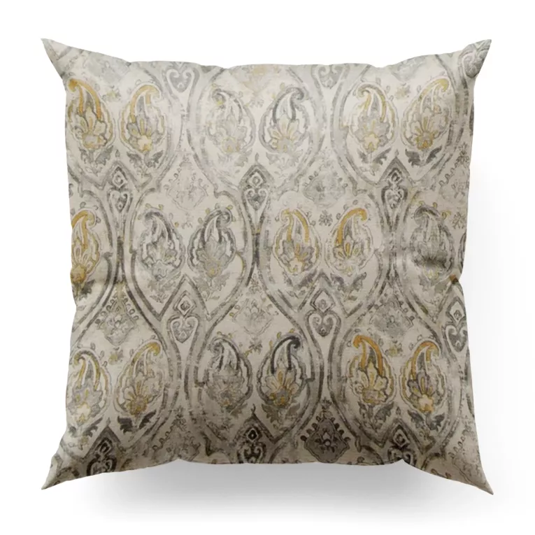 Poszewka szyta popielato musztardowa z tkaniny z dodatkiem bawełny i nici metalicznej, o wzorze ornamentowym, zawiera 20% bawełny