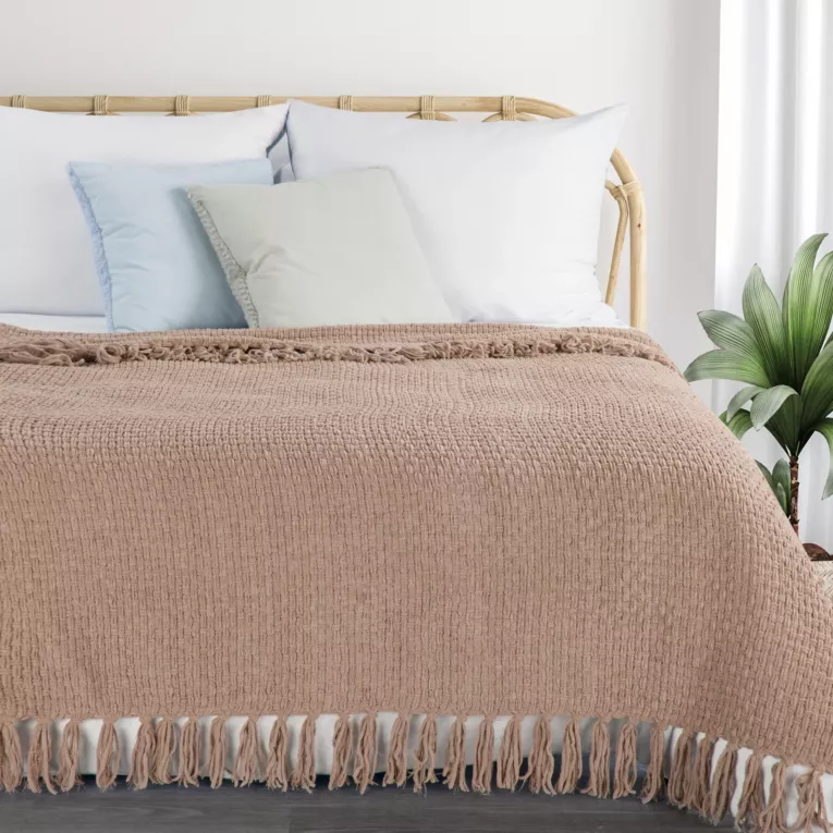 Koc  130x170 cm ciemnobeżowy tkany z frędzlami i wytłaczanym wzorem SUZI Eurofirany