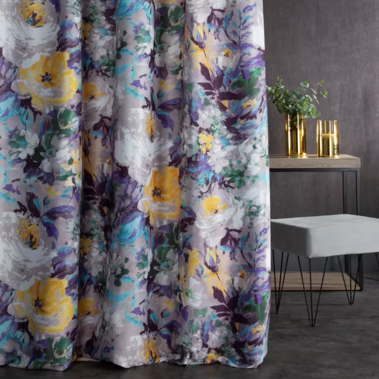 Zasłona szyta na flexach MEADOW szaro fioletowa z miękkiej tkaniny typu blackout drukowanej w duży kwiatowy wzór
