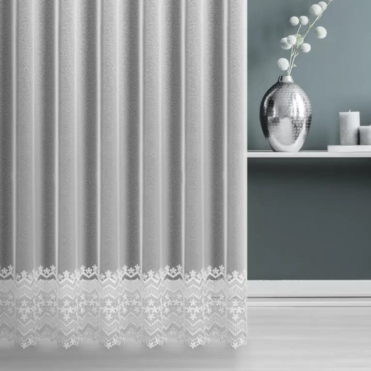 Firana szyta na flexach biała z matowej markizety zdobionej geometryczną aplikacją