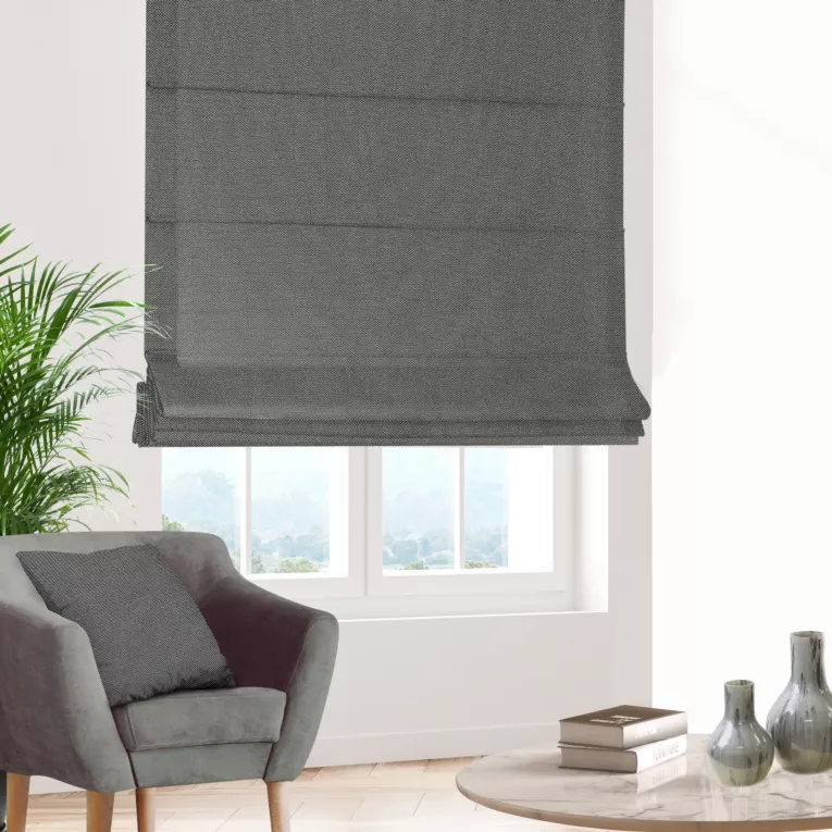 Roleta rzymska srebrno granatowa z tkaniny z dodatkiem połyskującej nici, z widocznym ozdobnym splotem