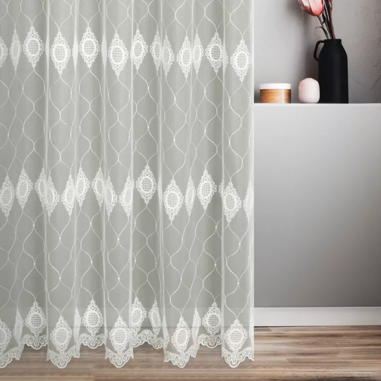 Firana szyta na taśmie fala kremowa z tkaniny typu PERU, delikatnie połyskującej, zdobionej po całości haftem ornamentowym