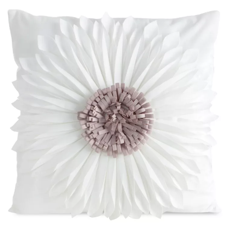 Poszewka na poduszkę 30 x 50 cm z welwetu kolor kremowo, pudrowy zdobiona kwiatem 3D FLORES 3 Eurofirany