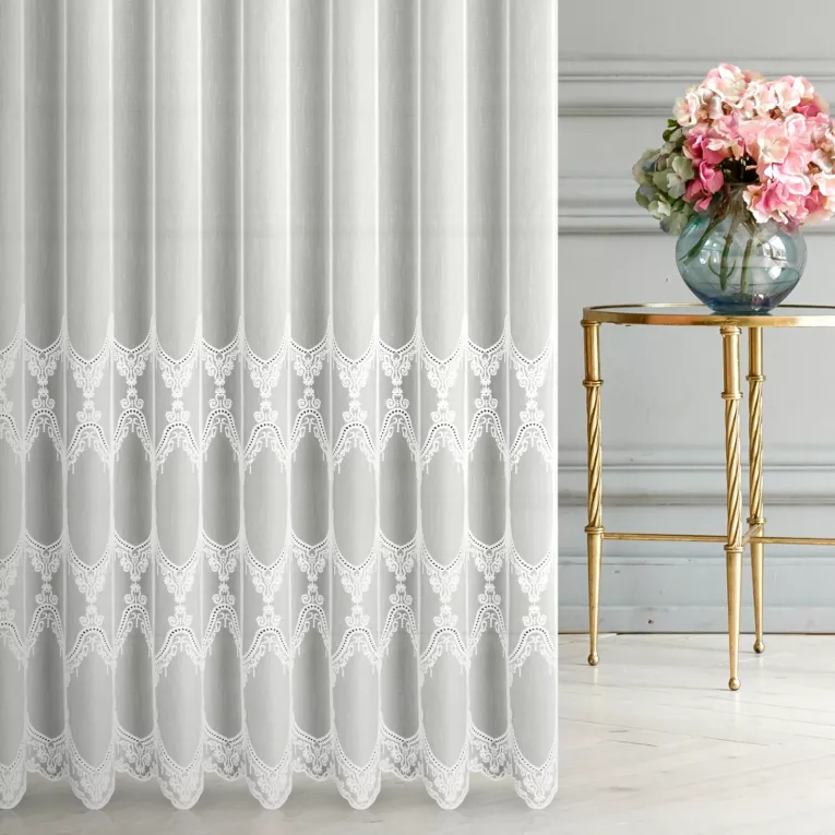 Firana szyta na tunelu kremowa z matowej tkaniny z efektem deszczyku zdobionej dołem haftem Pierre Cardin