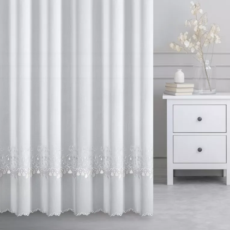 Firana szyta na taśmie 8 cm SHARMA biało srebrna z matowej tkaniny haftowanej w drobny wzór