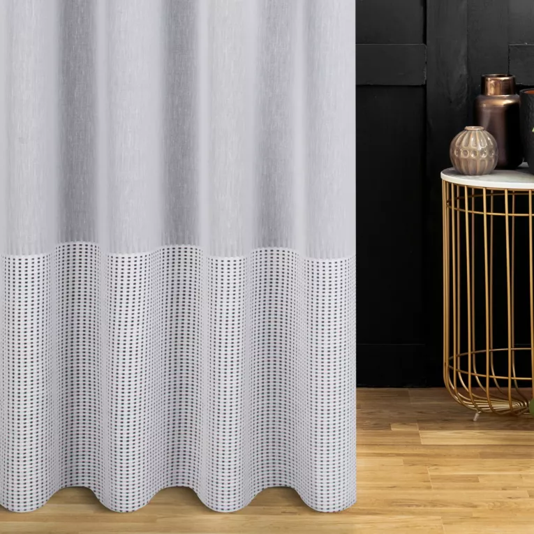 Firana szyta na taśmie 5 cm naturalna z matowej etaminy ozdobionej szerokim ażurowym pasem, wykończona obciążnikiem