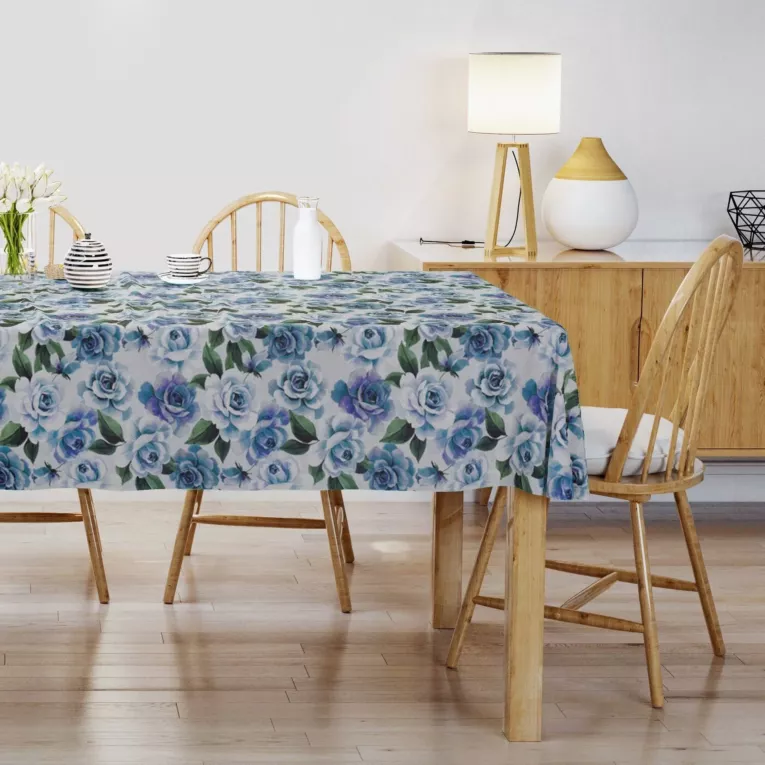 Obrus szyty ESHTER biało turkusowy z miękkiej tkaniny typu blackout drukowanej w malarski kwiatowy wzór