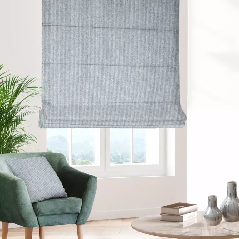 Roleta rzymska jasnopopielato turkusowa z matowej tkaniny o grubym splocie z efektem melanżu