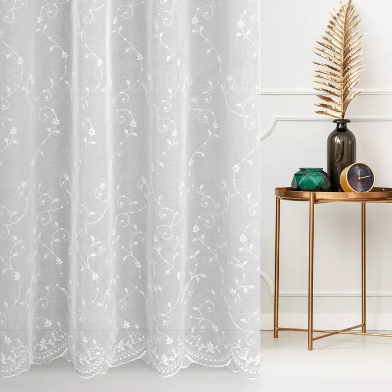 Firana szyta na przelotkach biała z matowej etaminy haftowanej w drobny roślinny wzór
