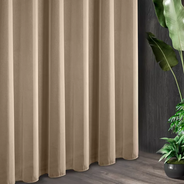 Firana szyta na tunelu ciemnobeżowa z miękkiej tkaniny o lekkim splocie i delikatnym połysku, wykończona obciążnikiem
