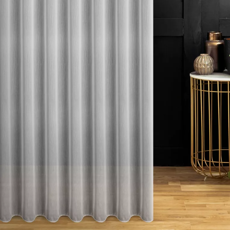 Firana szyta na taśmie 8 cm biała z półprzeźroczystej tkaniny z efektem deszczyku, wykończona obciążnikiem