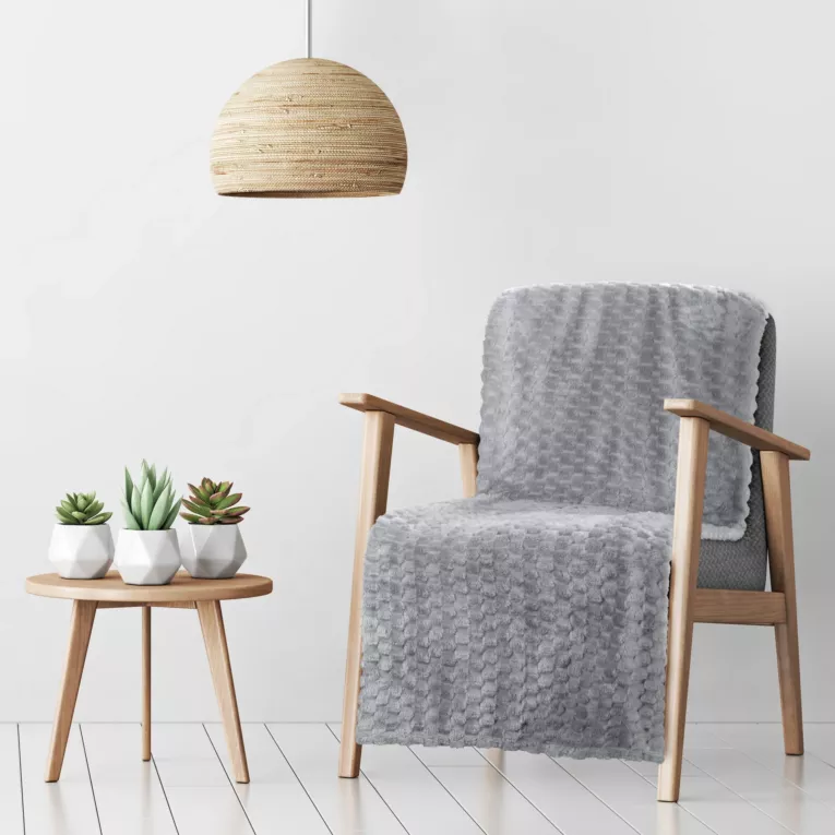 Narzuta na fotel-koc  70x160 cm srebrna miękka i miła w dotyku z wytłaczanym wzorem jodełki CINDY 5 DESIGN 91 Eurofirany