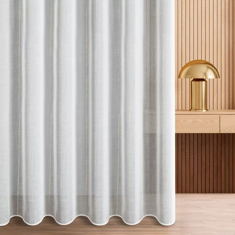 Firana szyta na taśmie 8 cm biała z delikatnej etaminy, zdobionej pionowymi pasami z nici metalicznej, wykończona obciążnikiem