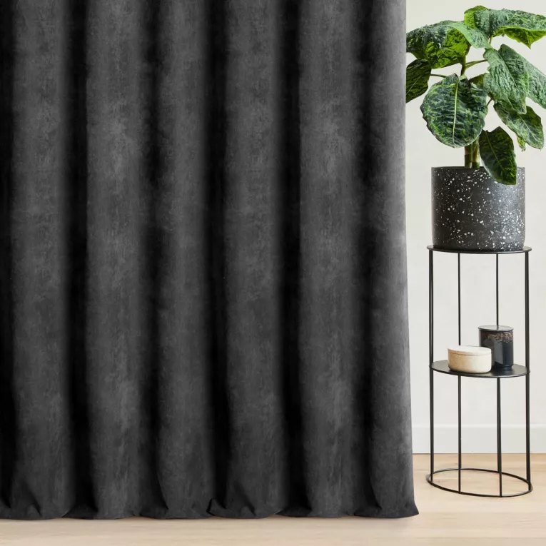 Zasłona szyta na taśmie fala grafitowo ciemnopopielata z dwustronnej tkaniny zaciemniającej 100% blackout, o strukturze weluru