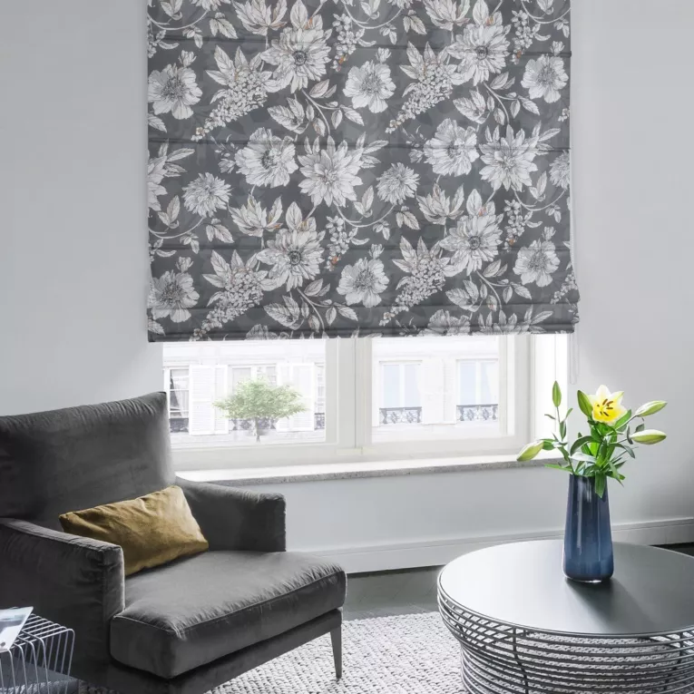 Roleta szyta z systemem comfort MISHA stalowo biała z miękkiej tkaniny typu blackout drukowanej w nowoczesny kwiatowy wzór