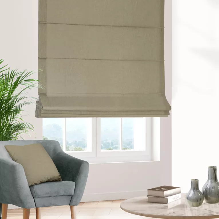 Roleta rzymska GEONOA ciemnokremowa z miękkiej tkaniny o naturalnym charakterze z widocznym ozdobnym splotem