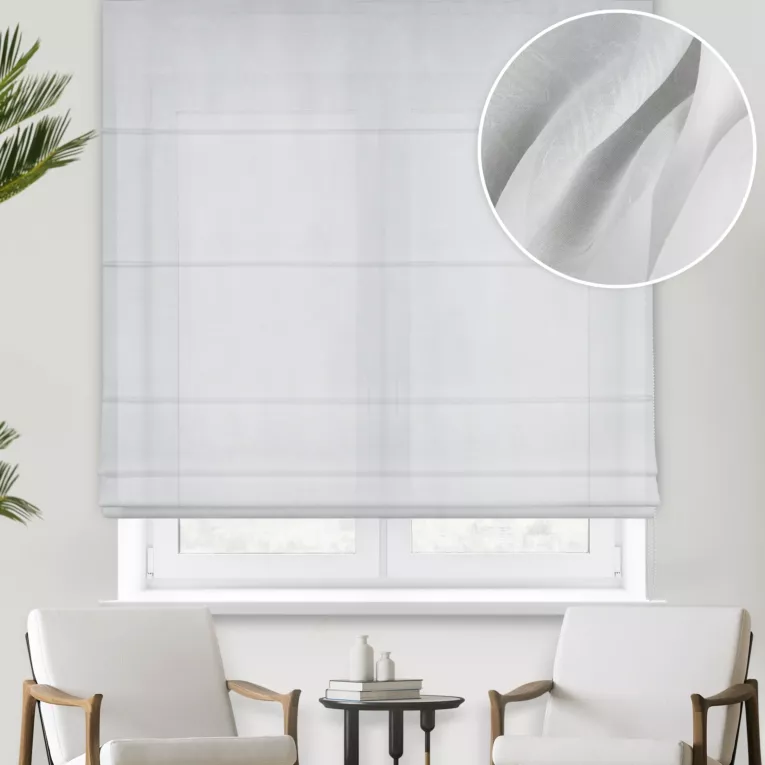 Roleta rzymska biała z lekkiej i delikatnej matowej kreszowanej krepy, wykończona obciążnikiem
