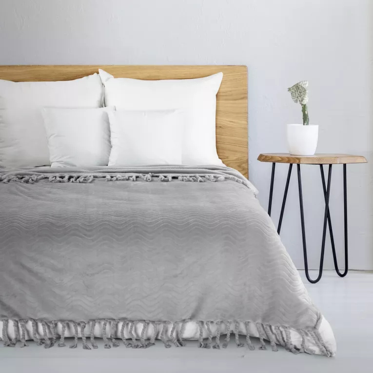 Koc flano 150x200 cm srebrny z wytłaczanym wzorem i dekoracyjnymi frędzlami EMMA Eurofirany