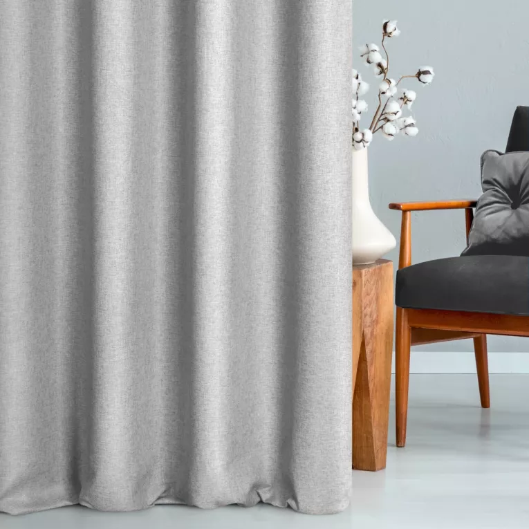 Zasłona szyta na taśmie 5 cm srebrna z tkaniny trudnopalnej, zaciemniającej, typu blackout z efektem melanżu