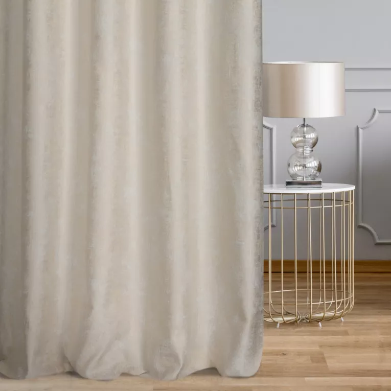 Zasłona szyta na taśmie 8 cm kremowa z błyszczącej tkaniny szenilowej