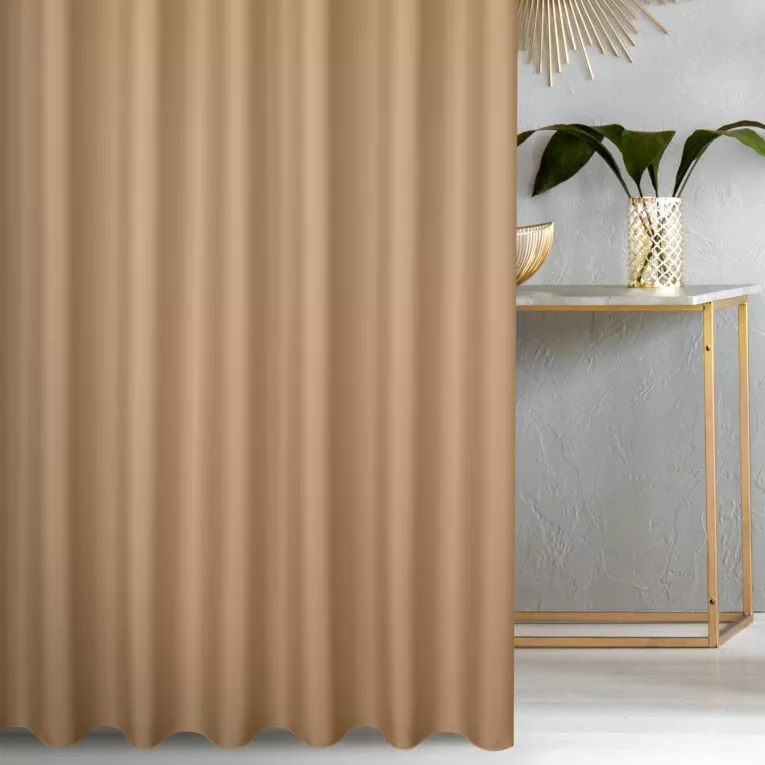 Zasłona szyta na taśmie fala beżowa z gładkiej tkaniny zaciemniającej typu dimout wykończona obciążnikiem