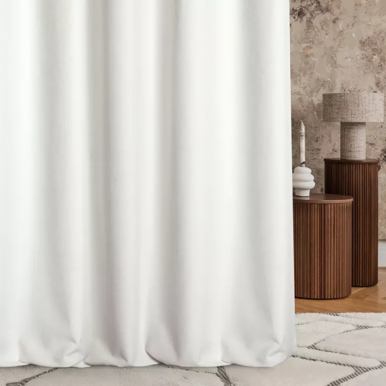 Zasłona szyta na flexach kremowo jasnosrebrna z dwustronnej tkaniny zaciemniającej 100% blackout, o strukturze weluru