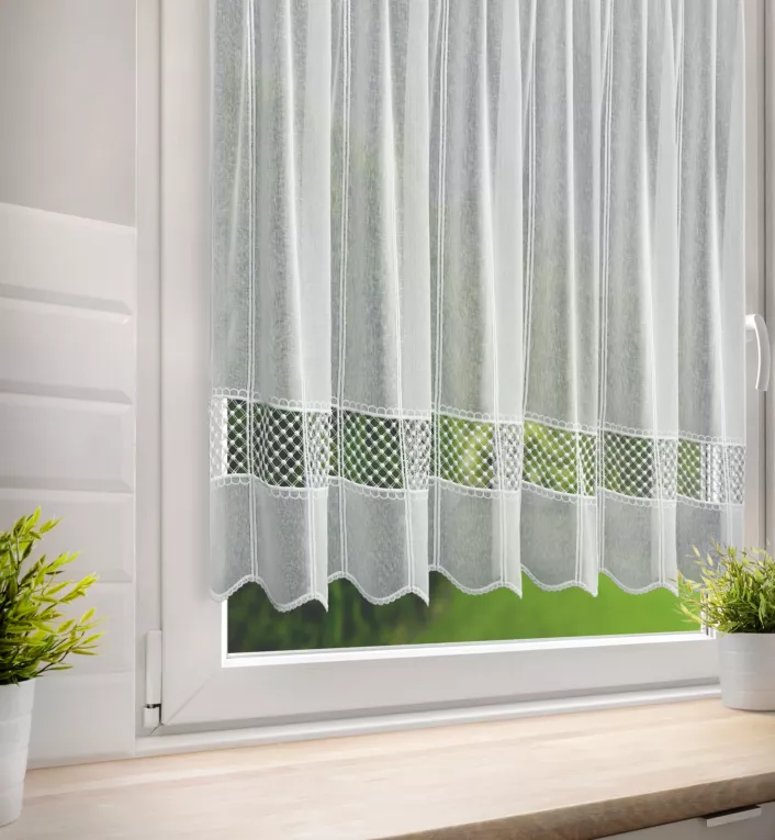 Tkanina firanowa zazdrostka z matowej etaminy zdobiona ażurową aplikacją Eurofirany