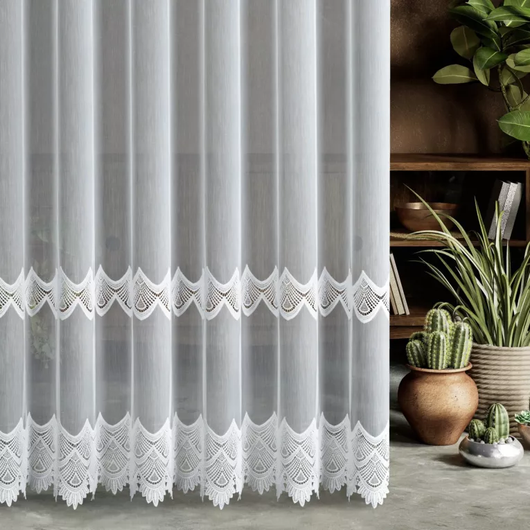 Firana szyta na przelotkach biała z tkaniny z efektem deszczyku, zdobionej geometryczną aplikacją