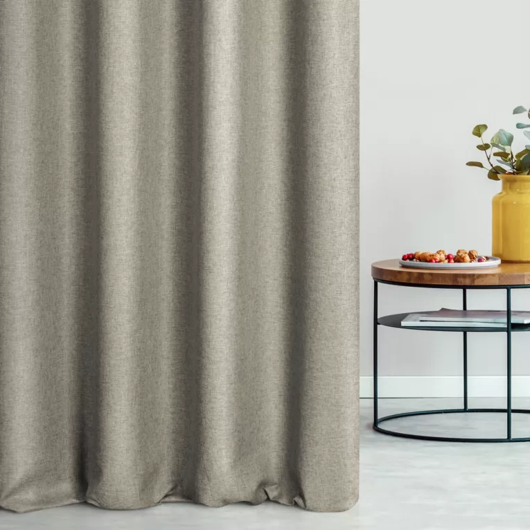 Zasłona szyta na tunelu kremowa z tkaniny trudnopalnej, zaciemniającej, typu blackout z efektem melanżu