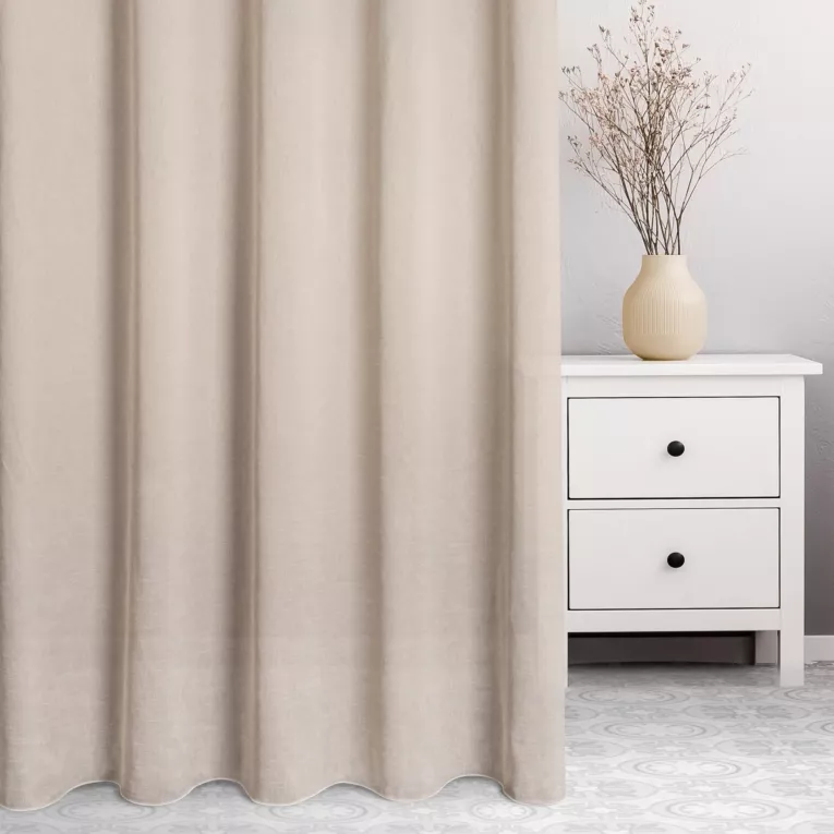 Zasłona szyta na taśmie fala złota z półprzezroczystej tkaniny o wyglądzie drobnego deszczyku i delikatnym połysku, wykończona obciążnikiem