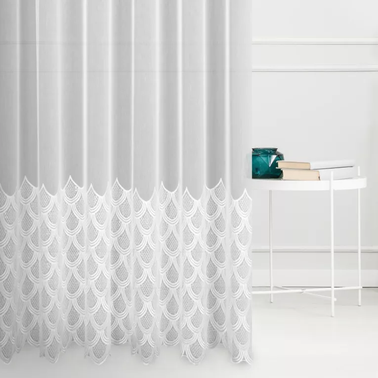 Firana szyta na flexach biała z matowej tkaniny typu ADEN haftowanej w geometryczny wzór z cekinami